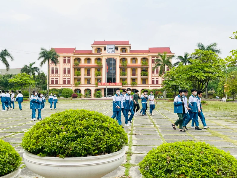 Trường THPT Chuyên Nguyễn Trãi